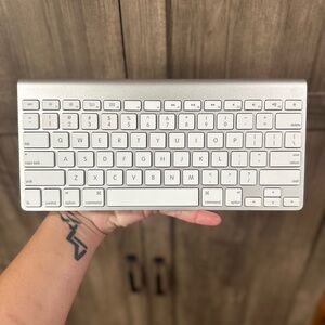 Apple Wireless Keyboard MC184LL/B Tested and works